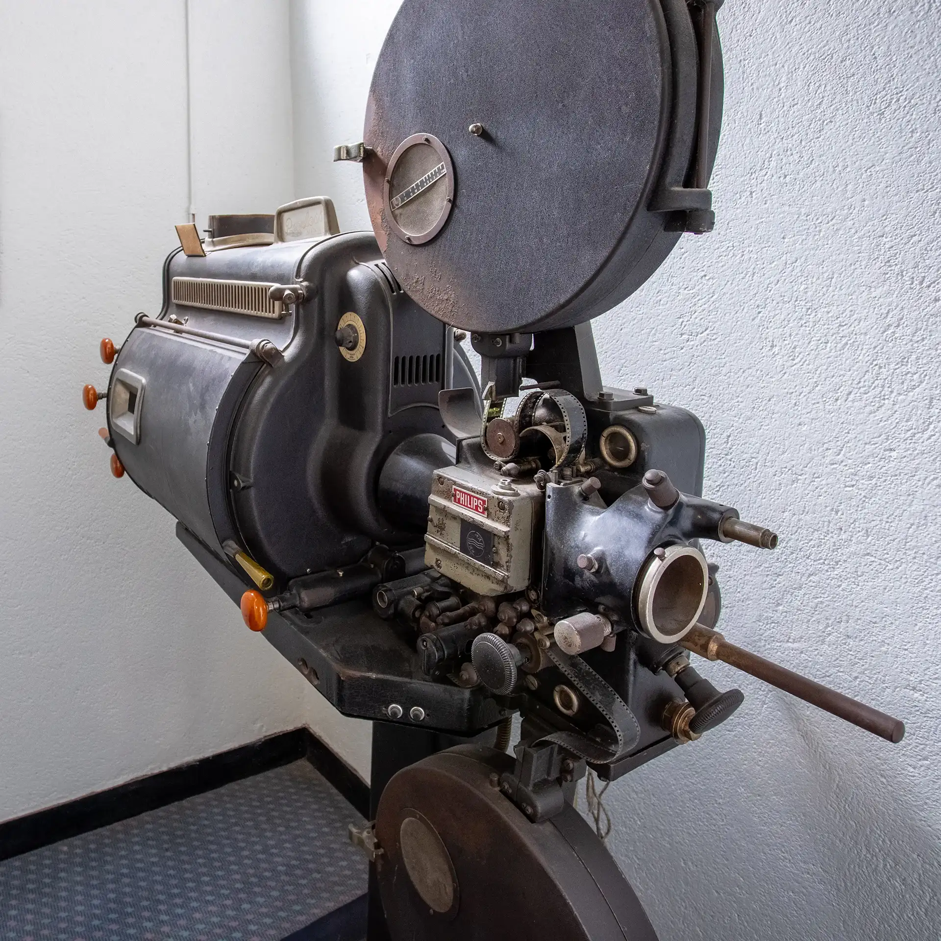 Ancien projecteur au cinéma Le LUX Bellac