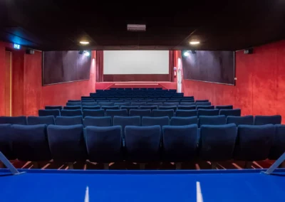 Salle de cinéma avec sièges bas au cinéma Le LUX Bellac - vue 1