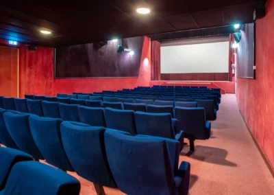 Salle de cinéma avec sièges bas au cinéma Le LUX Bellac - vue 2