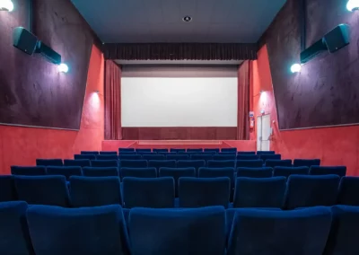 Salle de cinéma avec sièges bas au cinéma Le LUX Bellac - vue 3