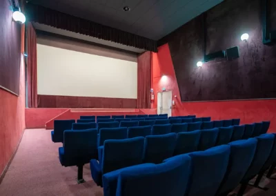 Salle de cinéma avec sièges bas au cinéma Le LUX Bellac - vue 4