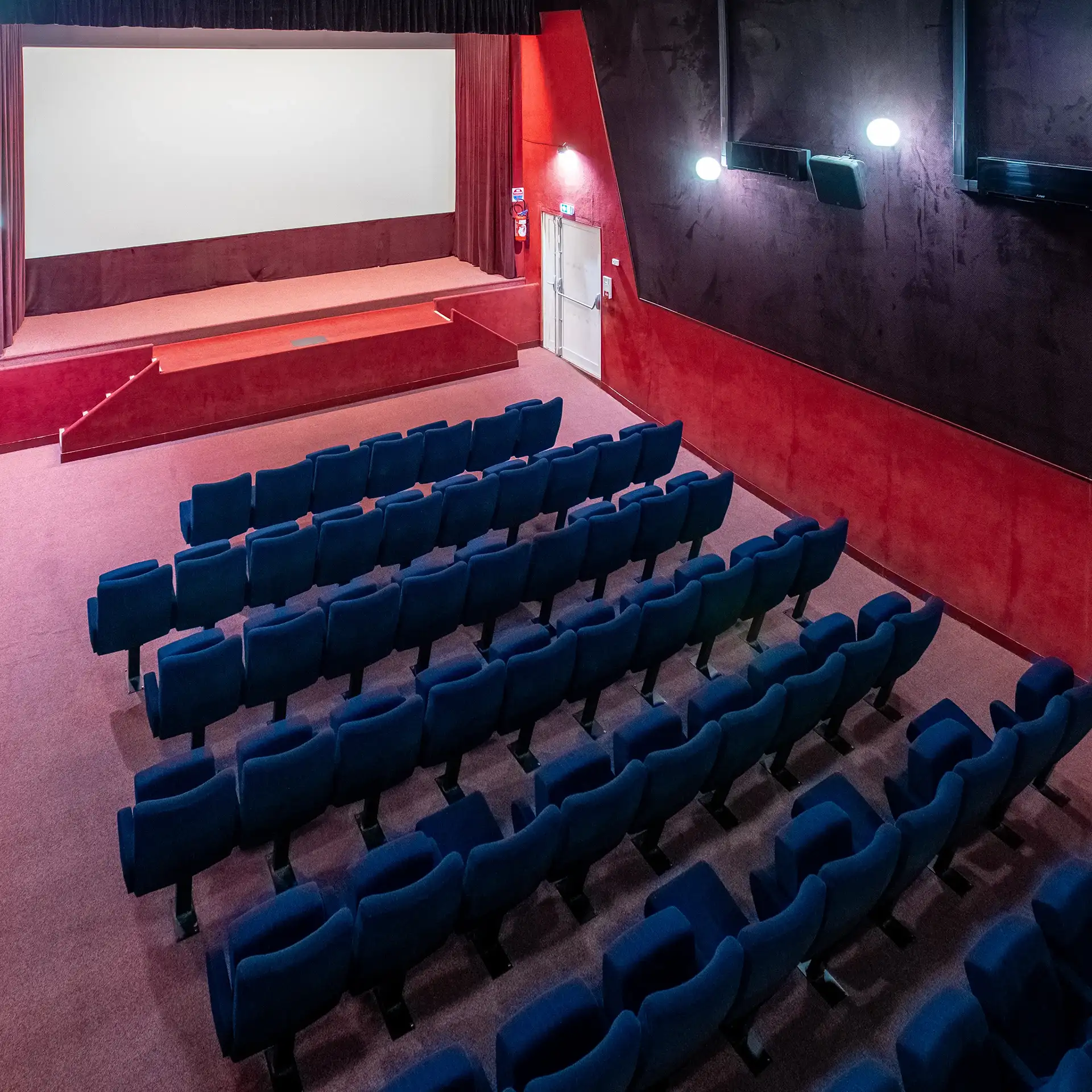 Vue du haut de la salle du cinéma Le LUX Bellac